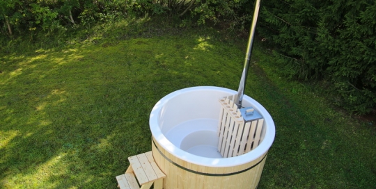 Wooden (fiberglass) hot tub with internal heater